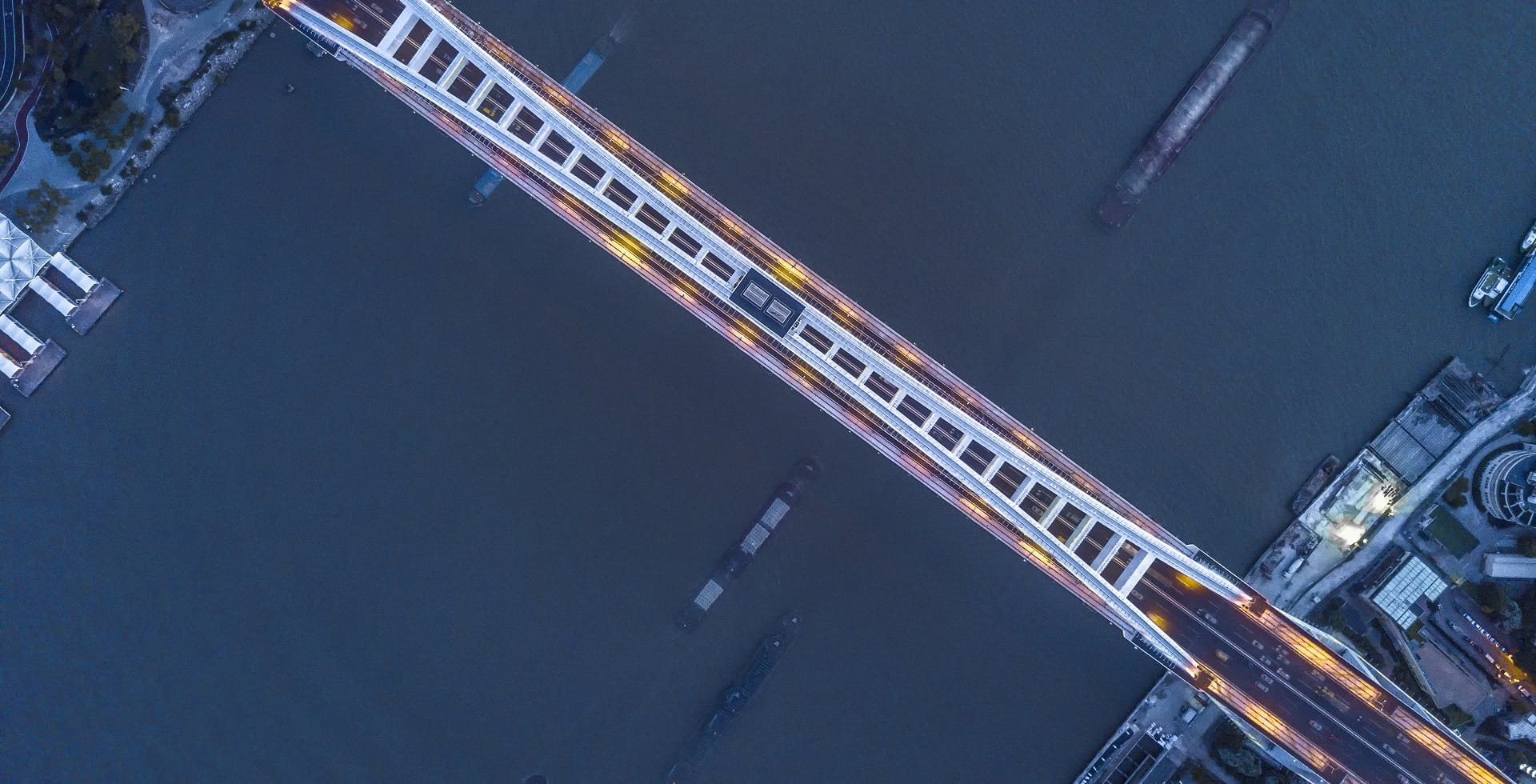 Pont vu de haut et bateau sur la rivière